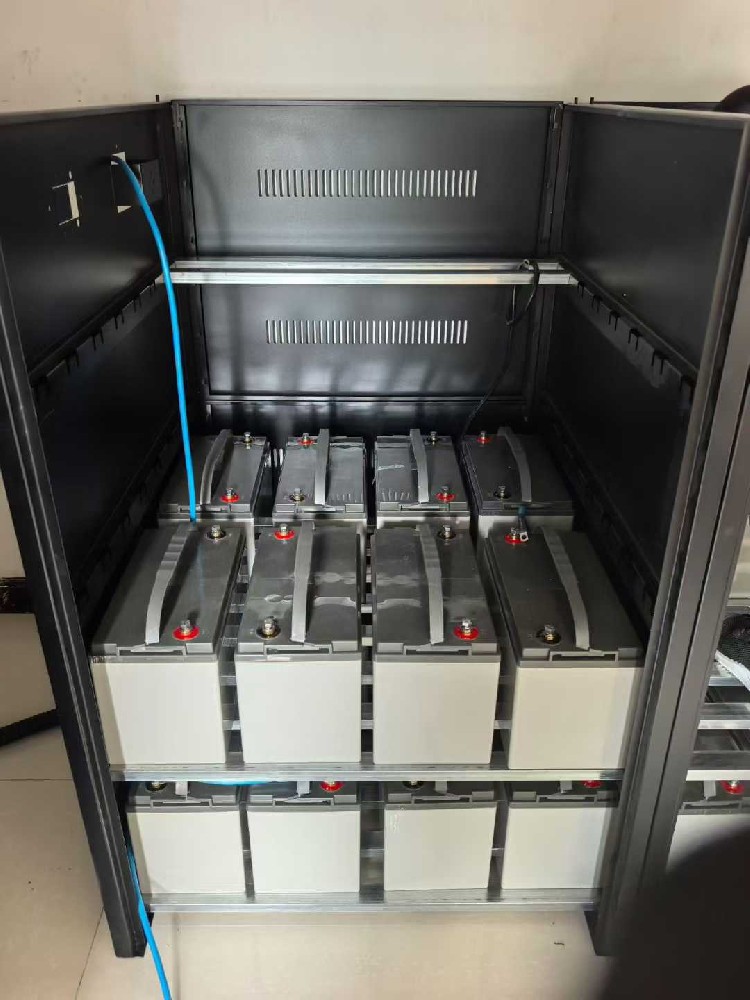 南京某大学项目部 安装理士12V100AH电池
